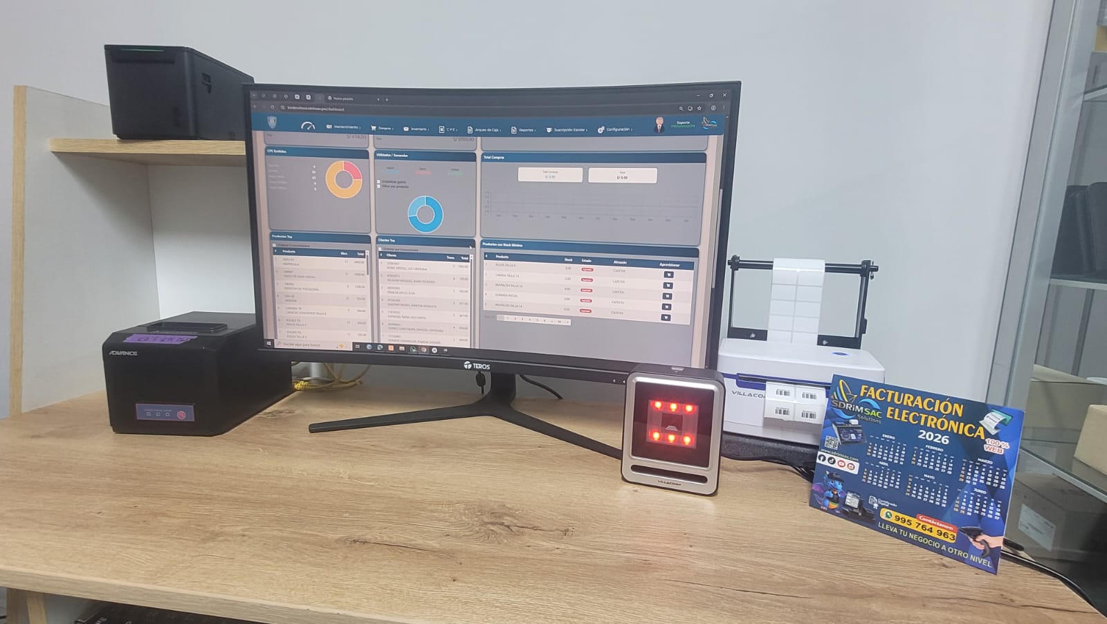 Sistema SDRIMSAC en un monitor junto a impresoras de tickets y etiquetas y un lector de códigos